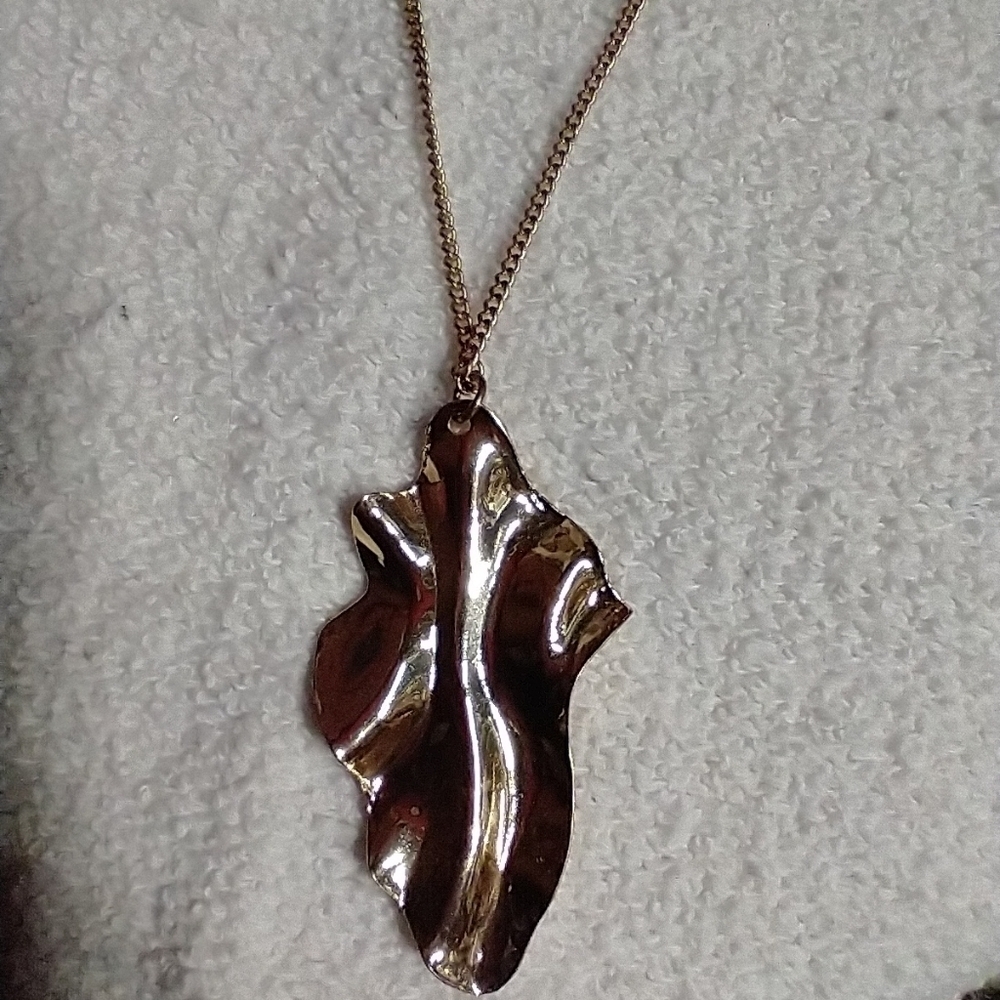 Long goldtone modern leaf necklace 🌿🍀